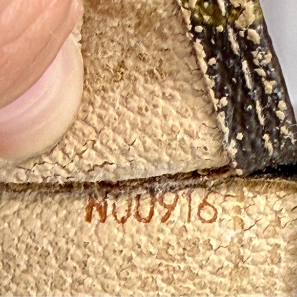 Louis Vuitton Monogram Travel Toiletry Pouch | LV Cosmetic Case - Picture 9 of 9